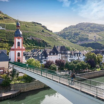 Mosel - Zell - Fußgängerbrücke - Wandern - Kirche - Zeller Schwarze Katz