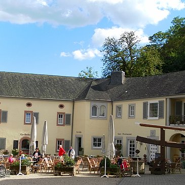 Radtour an der Mosel: Station im Kloster Machern