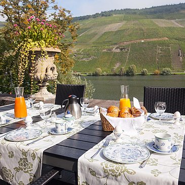 Schöne Aussicht beim Frühstück