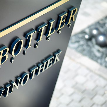 Schild des Weinguts Bottler