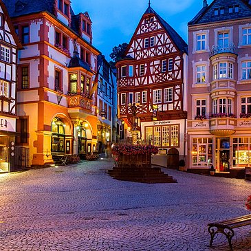 Markplatz in Bernkastel-Kues mit Rathaus und Fachwerkhäusern